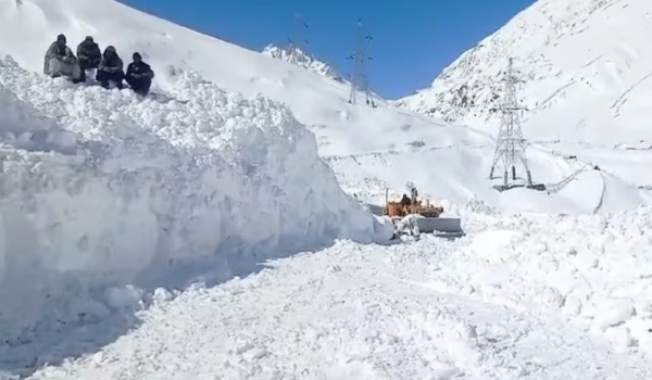 Fresh Snowfall in Kashmir shuts Srinagar–Leh highway and Bandipora–Gurez road