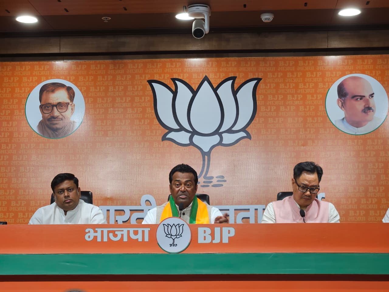 नई दिल्ली: पूर्व टेनिस खिलाड़ी लिएंडर पेस भाजपा में हुए शामिल, केंद्रीय मंत्री और वरिष्ठ पार्टी नेता रहे मौजूद