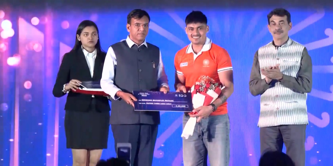 Minister of Youth Affairs & Sports Dr Mansukh Mandaviya felicitates athletes at 8th Hockey India Annual Awards