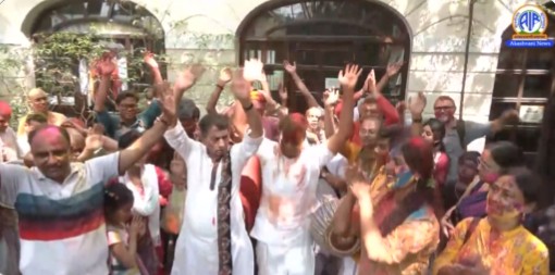 पश्चिम बंगाल में आज रंगों का त्योहार डोल जात्रा उत्साह के साथ मनाया जा रहा है