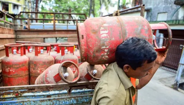 घरेलू एलपीजी सिलेंडर की कीमत में 60 रुपये की बढ़ोतरी