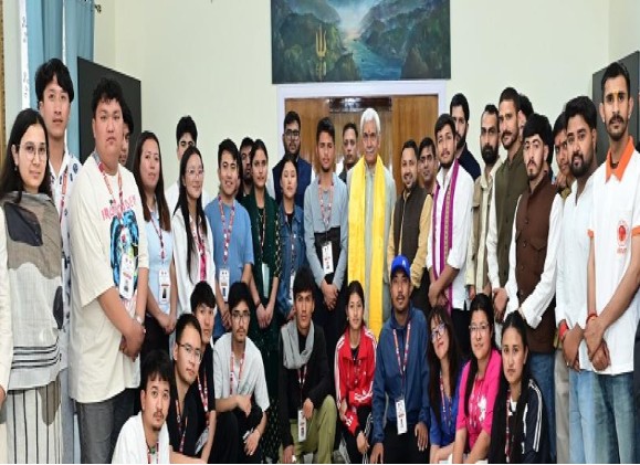 उपराज्यपाल मनोज सिन्हा ने राष्ट्रीय एकता यात्रा 2026 के तहत जम्मू के लोक भवन में लद्दाख के युवाओं से की बातचीत