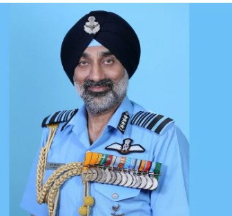 वायु सेना प्रमुख एयर चीफ मार्शल अमर प्रीत सिंह ने अग्रिम हवाई अड्डे का दौरा किया, मिग-29 यूपीजी से उड़ान भरी