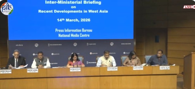 भारतीय ध्वज वाले जहाज़ शिवालिक और नंदादेवी ने होर्मुज़ जलडमरूमध्य सुरक्षित पार किया