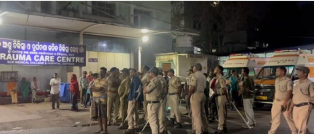 ओडिशा में एससीबी मेडिकल कॉलेज और अस्पताल के आईसीयू में आग लगने से दस मरीजों की मौत