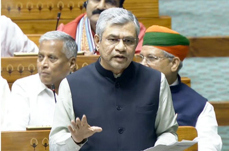 वंदे भारत ट्रेनों में यात्रियों की सुरक्षा के लिए उन्नत सुविधाएं दी गईं: रेल मंत्री अश्विनी वैष्णव