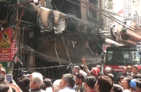 दिल्ली में एक बहुमंजिला इमारत में आग लगने से 9 लोगों की मौत