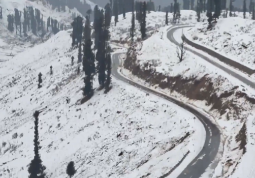 जम्मू-कश्मीर: हिमपात और हल्‍की बारिश से तापमान में गिरावट