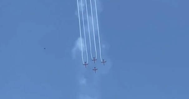 हिमाचल प्रदेश: भारतीय वायु सेना की सूर्य किरण एरोबेटिक टीम ने हवाई करतब दिखाए