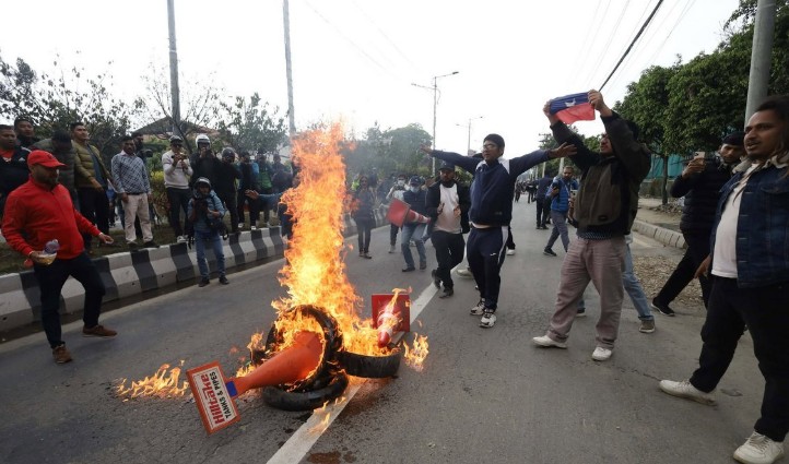 यूएमएल अध्यक्ष के गिरफ्तारी विरोध में काठमांडू में प्रदर्शन और टायर जलाए गए