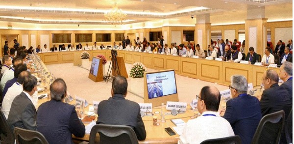 दिल्ली में पाइपलाइन से प्राकृतिक गैस सेवाओं के विस्तार सेवाओं के रख-रखाव पर गोलमेज समीक्षा बैठक