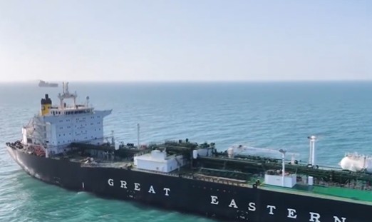 गुजरात के वाडीनार बंदरगाह पर एलपीजी की नई खेप पहुंची