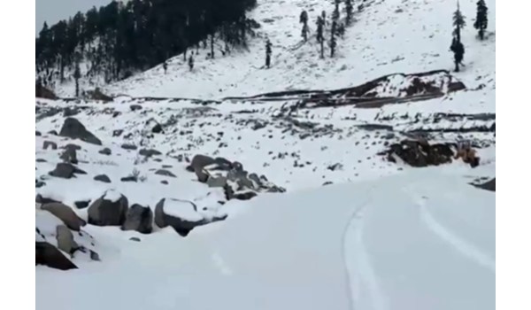 जम्मू-कश्मीर: ताजा बर्फबारी और बारिश से मुगल रोड चौथे दिन भी बंद