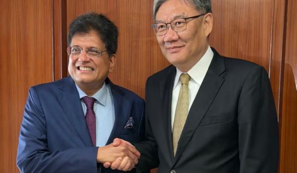 वाणिज्य और उद्योग मंत्री पीयूष गोयल ने कैमरून में चीन के वाणिज्य मंत्री वांग वेन्ताओ से मुलाकात की