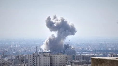 ईरान और इज़राइल-अमरीका के मिसाइल और ड्रोन हमलों से पश्चिम एशिया में संघर्ष बढ़ा