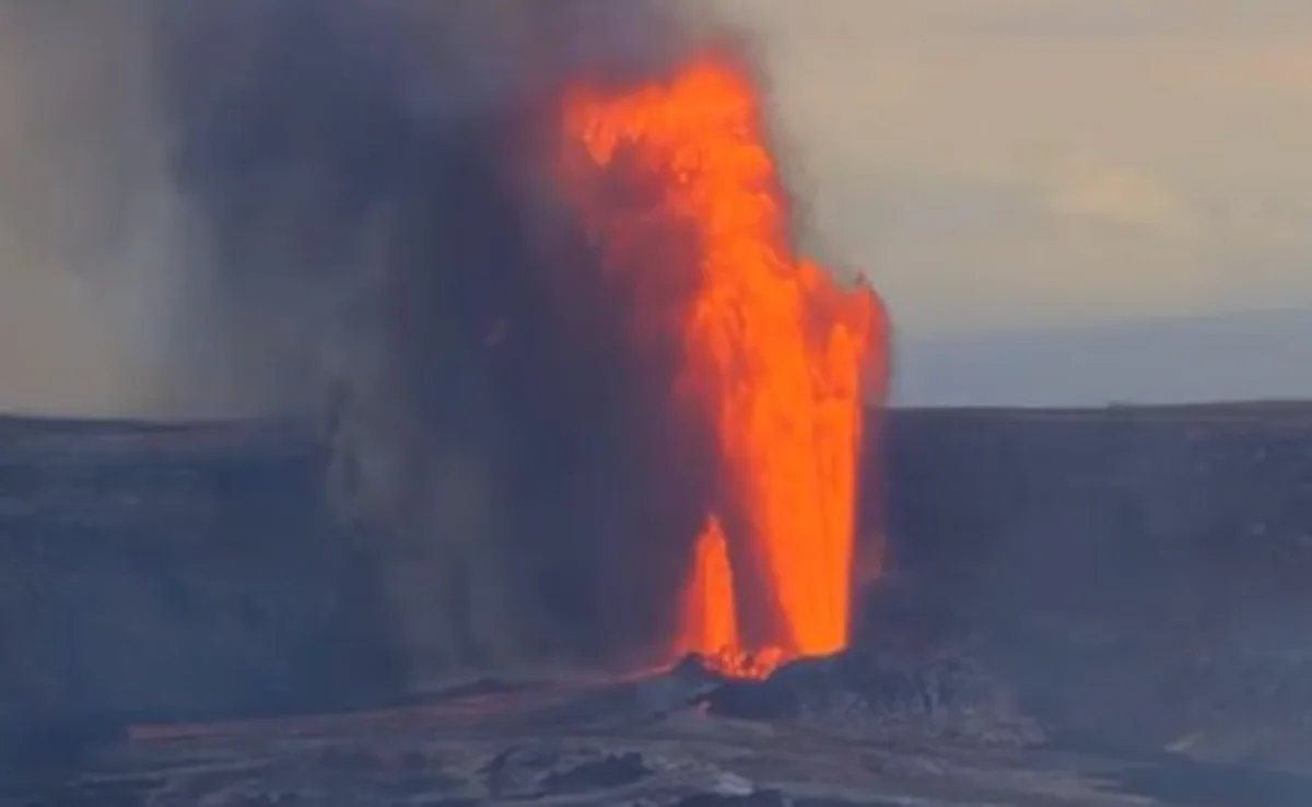 हवाई: किलाउआ ज्वालामुखी में विस्फोट, एक हजार फीट की ऊंचाई तक पहुंचा लावा का फव्वारा
