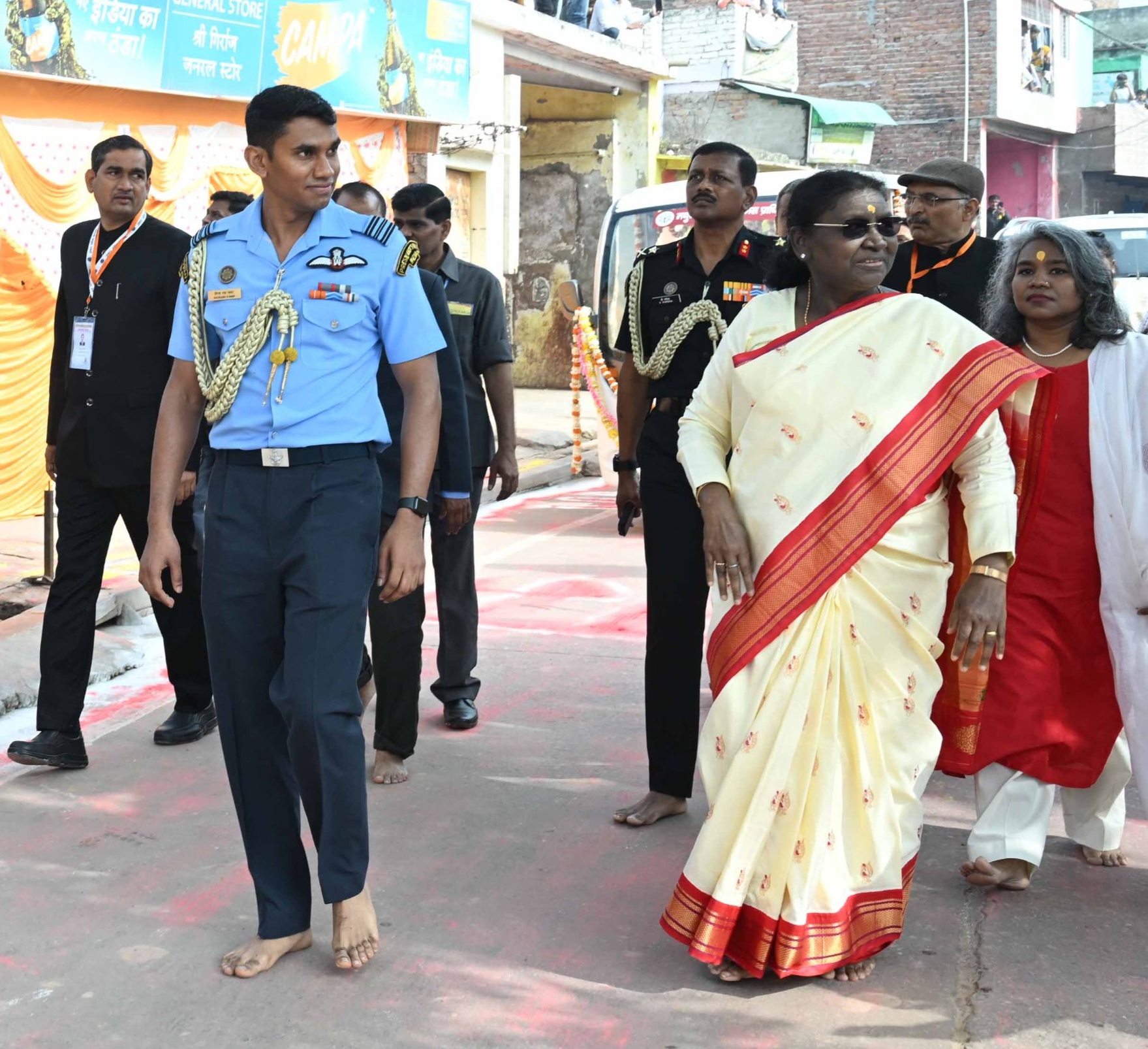 राष्ट्रपति द्रौपदी मुर्मु ने मथुरा के दंगहाती मंदिर में प्रार्थना और गोवर्धन पर्वत की परिक्रमा की
