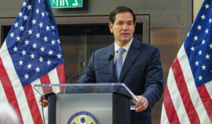 अमरीका के विदेश मंत्री ने ईरानी जनरल के परिवार के दो विदेशी नागरिकों के ग्रीन कार्ड रद्द किए