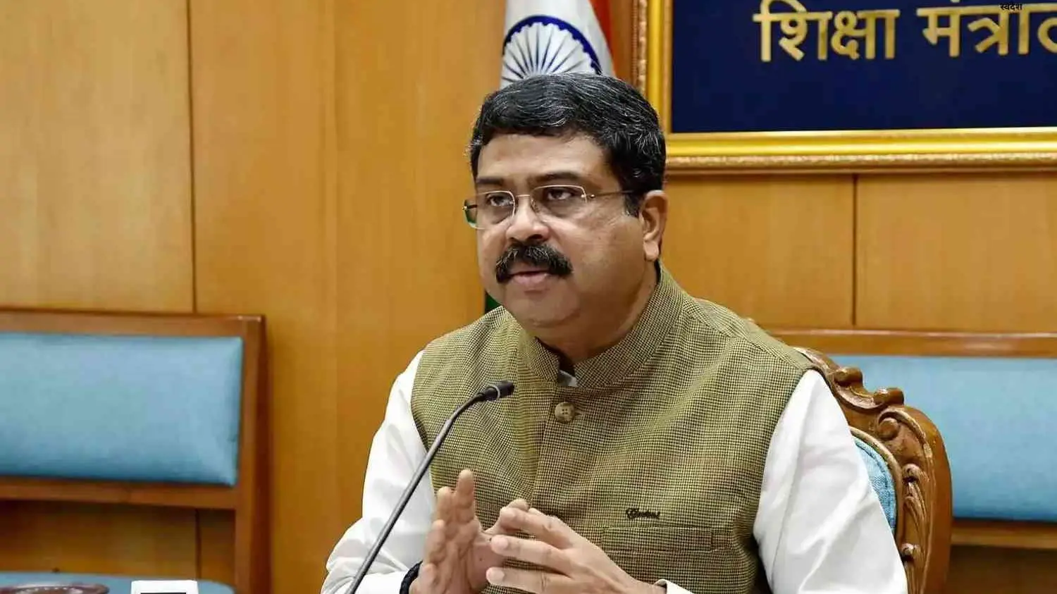 शिक्षा मंत्री धर्मेंद्र प्रधान ने एनसीईआरटी पाठ्यपुस्तकों की उपलब्धता व वितरण की समीक्षा की