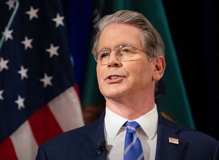 अमरीका ने चीन की तेल रिफाइनरी, शिपिंग कंपनियों और ईरान से तेल ढुलाई में शामिल टैंकरों पर प्रतिबंध लगाया