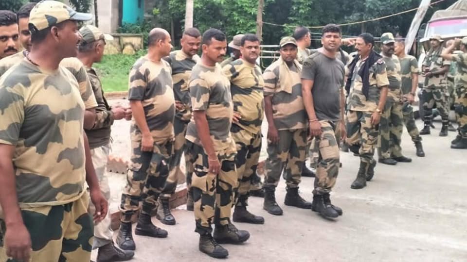 দ্বিতীয় দফায় নিরাপত্তা জোরদার করতে অশান্তির আশঙ্কা রয়েছে এমন ছ’টি বিধানসভা কেন্দ্রে বাড়তি কেন্দ্রীয় বাহিনী মোতায়েন করেছে নির্বাচন কমিশন। 