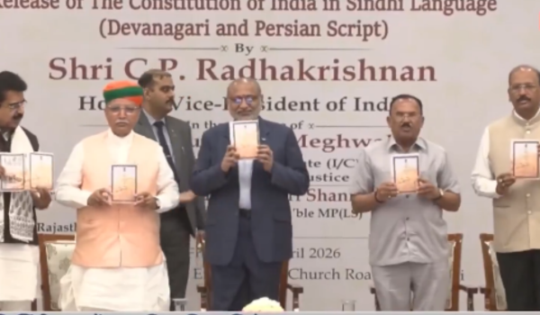 नई दिल्ली: सिंधी भाषा में भारत के संविधान का नवीनतम संस्करण उपराष्ट्रपति ने किया जारी