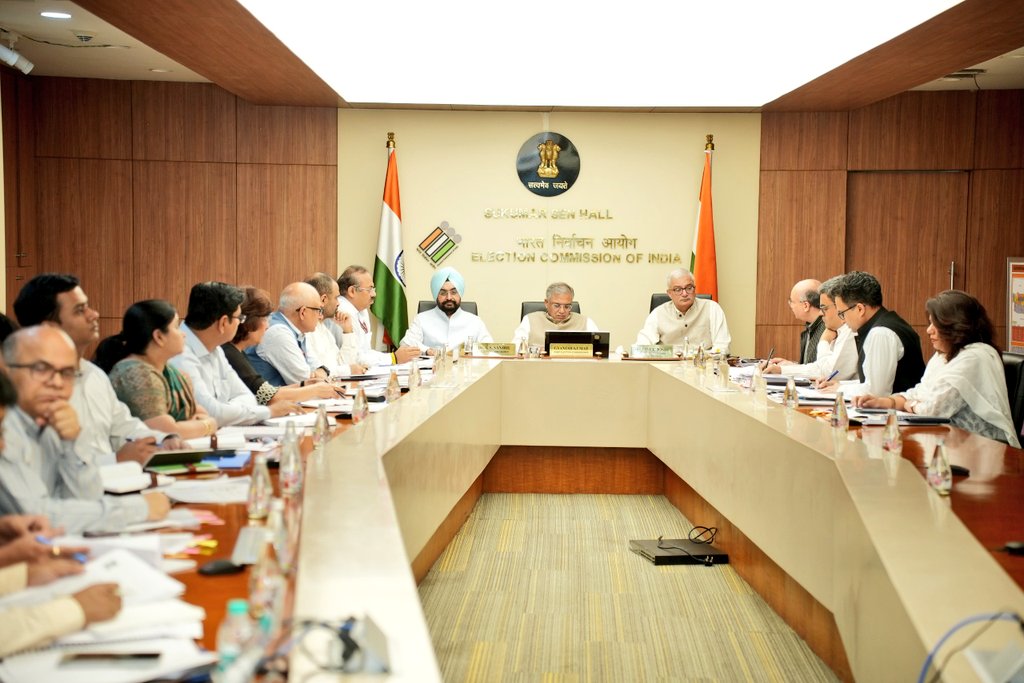 विधानसभा चुनाव: निर्वाचन आयोग ने असम, केरल और पुद्दुचेरी में तैनात पर्यवेक्षकों की समीक्षा बैठक आयोजित की