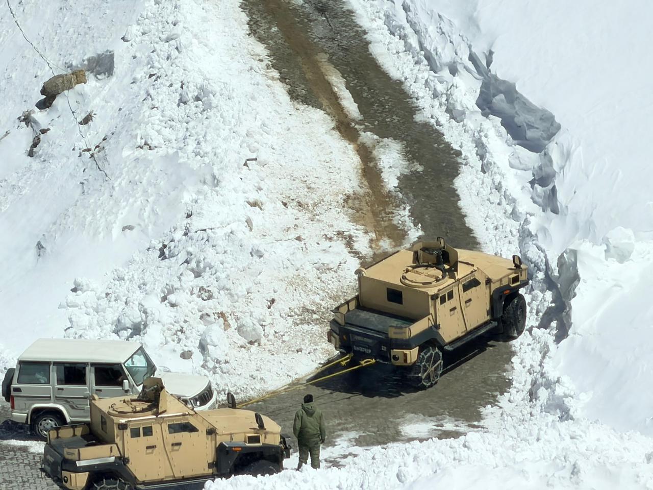सेना की त्रिशक्ति कोर ने उत्तरी सिक्किम के लाचेन में फंसे पर्यटकों को निकालने के लिए हिम सेतु अभियान शुरू किया