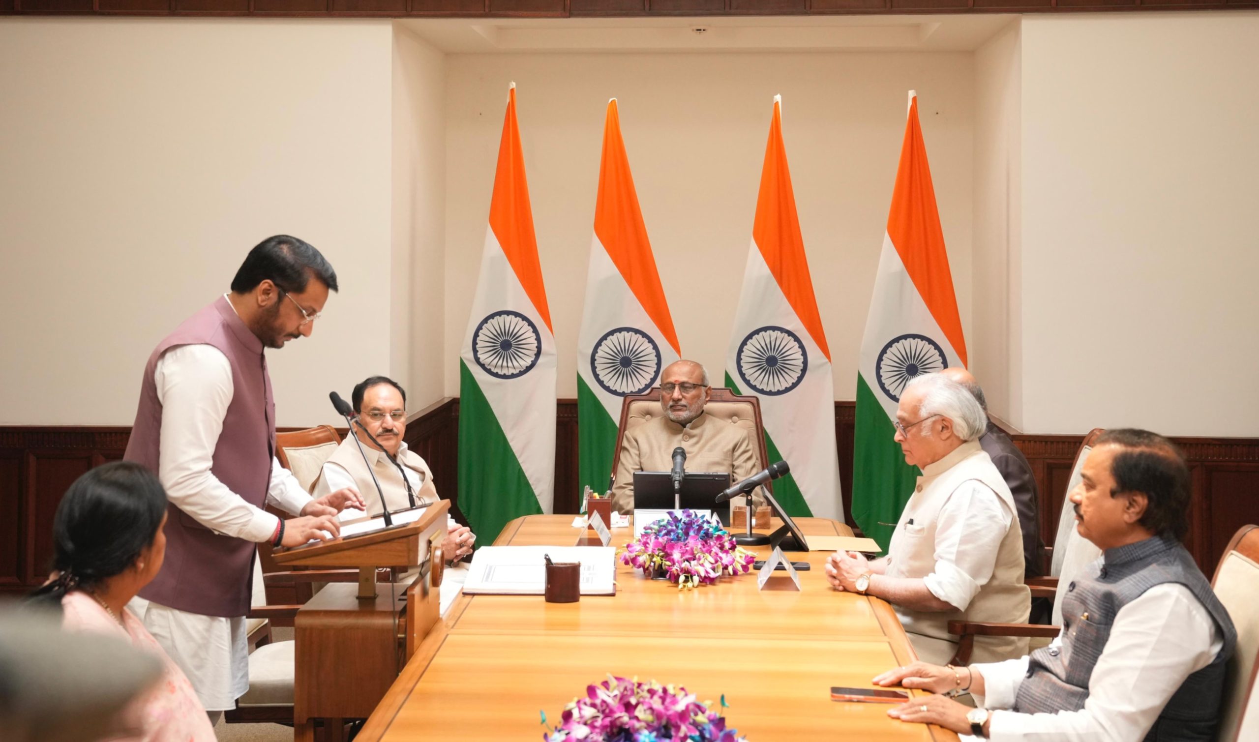 राज्यसभा के सभापति सी. पी. राधाकृष्णन ने राज्‍यसभा के नव निर्वाचित सांसद पार्थ अजीत पवार को शपथ दिलाई