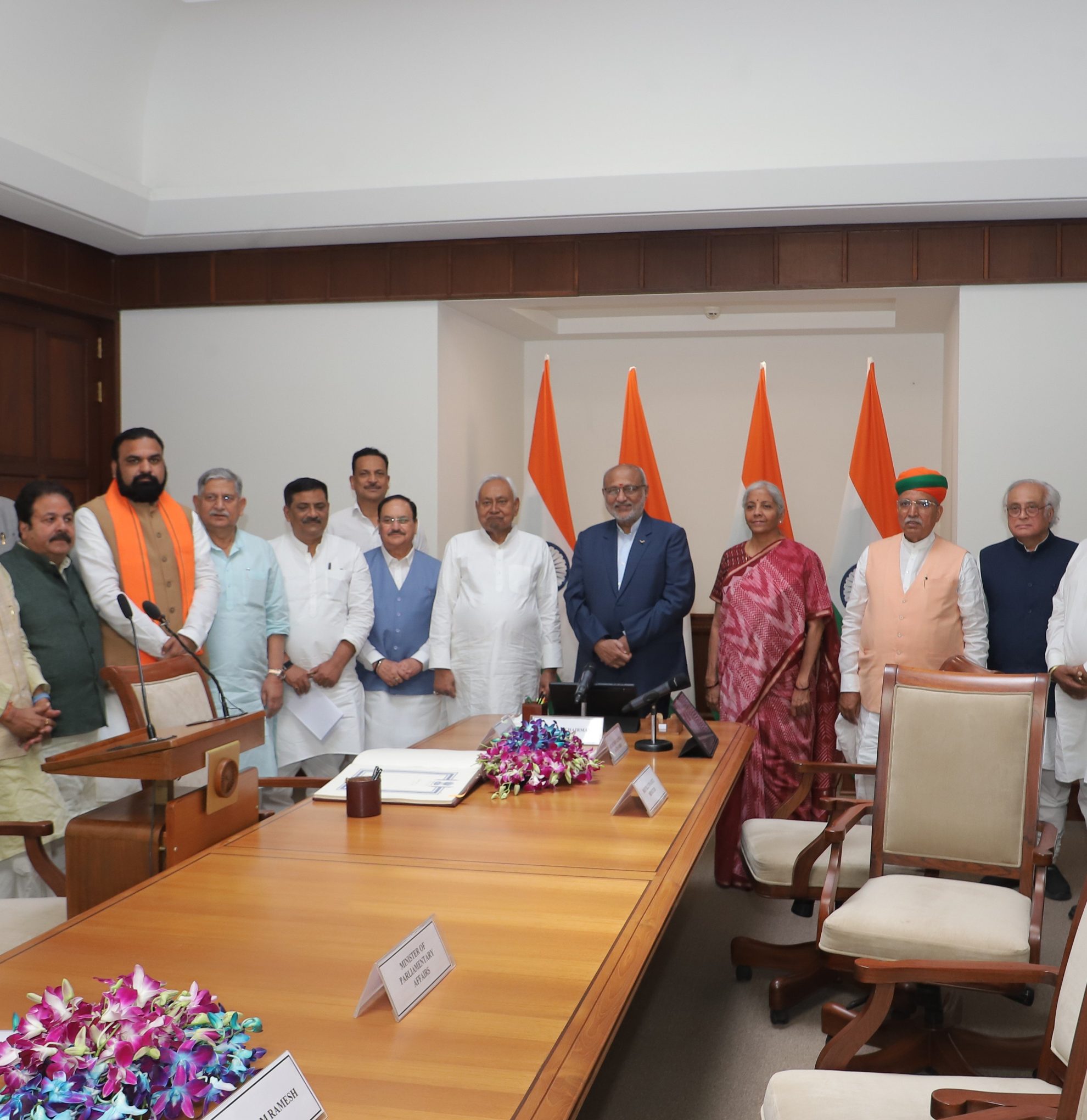 राज्यसभा के सभापति सी. पी. राधाकृष्णन ने नये मनोनीत सदस्‍य हरिवंश को शपथ दिलाई