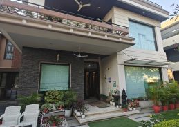 পাঞ্জাব পুলিশের প্রাক্তন ডিআইজি হরচরণ সিং ভুল্লারের বিরুদ্ধে মামলায় এনফোর্সমেন্ট নির্দেশালয়-ইডি আজ পাঞ্জাবের চণ্ডীগড়, লুধিয়ানা, পাতিয়ালা এবং জলন্ধর সহ এগারোটি জায়গায় তল্লাশি চালাচ্ছে।