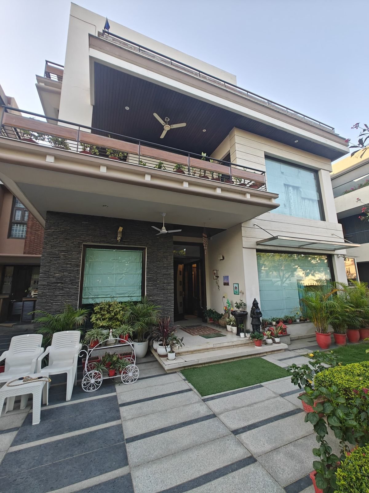 পাঞ্জাব পুলিশের প্রাক্তন ডিআইজি হরচরণ সিং ভুল্লারের বিরুদ্ধে মামলায় এনফোর্সমেন্ট নির্দেশালয়-ইডি আজ পাঞ্জাবের চণ্ডীগড়, লুধিয়ানা, পাতিয়ালা এবং জলন্ধর সহ এগারোটি জায়গায় তল্লাশি চালাচ্ছে।