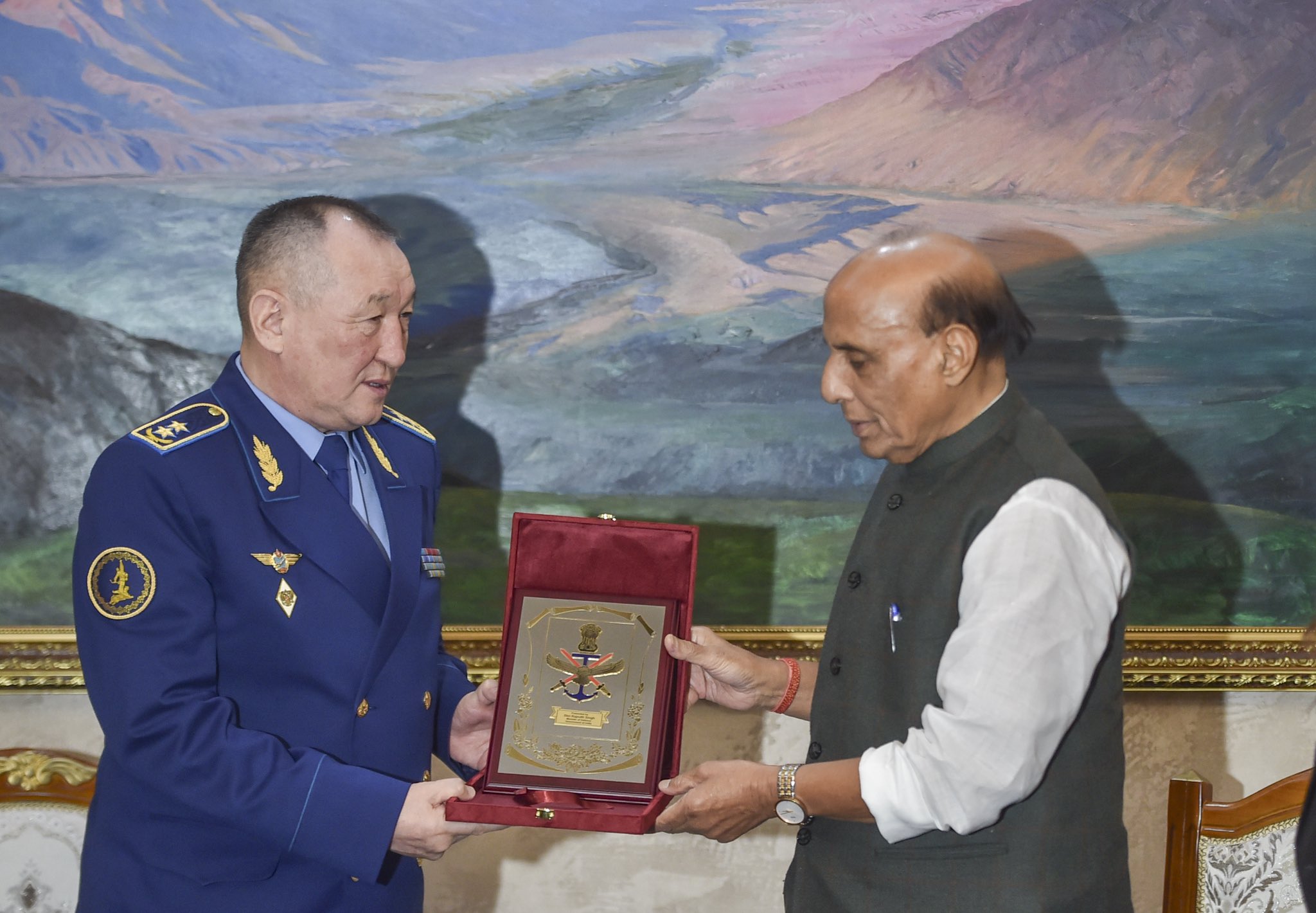 रक्षा मंत्री राजनाथ सिंह ने बिश्केक में किर्गिज़िस्तान के रक्षा मंत्री से की मुलाकात