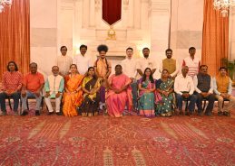 President Murmu meets group of artists of traditional art forms at Rashtrapati Bhavan 