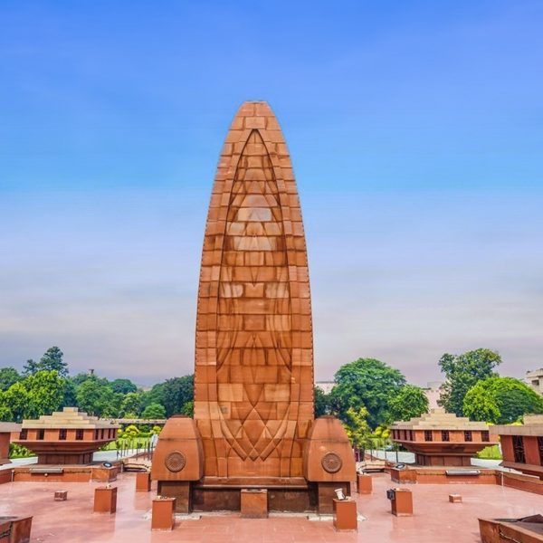 Nation pays tributes to Jallianwala Bagh massacre martyrs