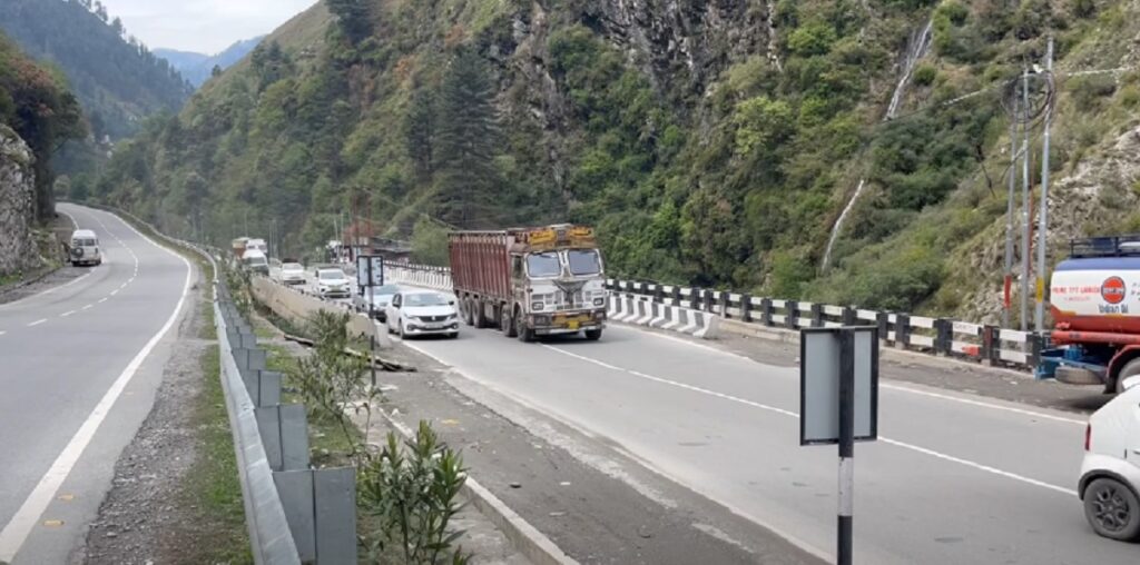 Traffic restored on Jammu Srinagar National Highway after landslide clearance
