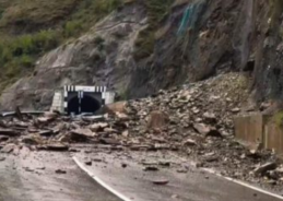 Landslides halt traffic on Jammu-Srinagar National Highway