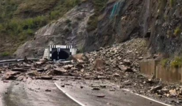Landslides halt traffic on Jammu-Srinagar National Highway