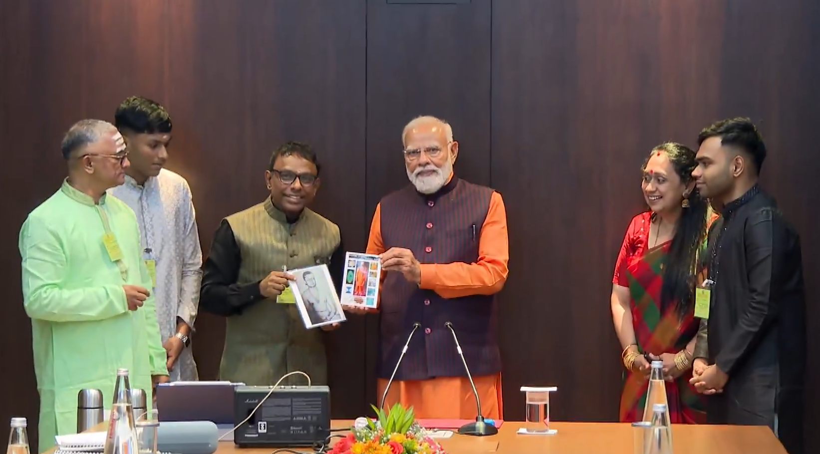 तमिलनाडु: प्रधानमंत्री नरेन्‍द्र मोदी ने संगीतकार रमेश विनायकम और उनके परिजनों से मुलाकात की