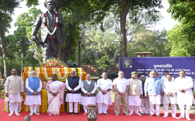 राष्ट्रपति, उप-राष्ट्रपति और प्रधानमंत्री ने महात्मा ज्योतिबा फुले की जयंती पर पुष्पांजलि अर्पित की