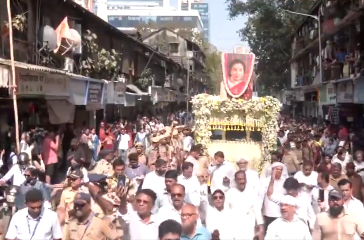 Thousands of people bid tearful farewell to legendary singer Asha Bhosle
