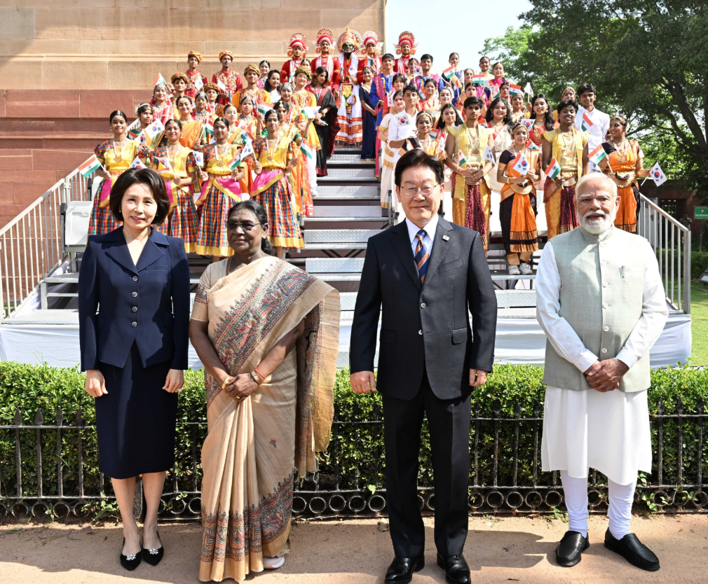 दक्षिण कोरिया के राष्ट्रपति ली जे म्योंग का राष्ट्रपति भवन में किया गया औपचारिक स्वागत