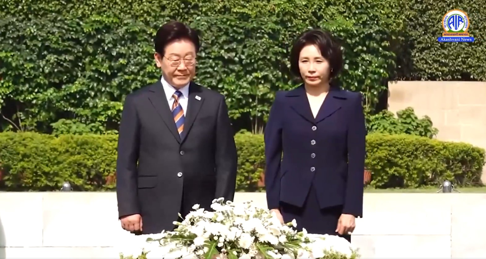 South Korean President and First Lady pay tribute to Mahatma Gandhi by laying floral wreath at Rajghat