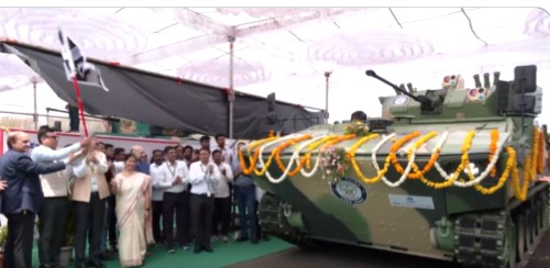 डीआरडीओ प्रमुख डॉ. समीर वी. कामत ने अहिल्यानगर में एडवांस आर्मोर्ड प्लेटफॉर्म का अनावरण किया