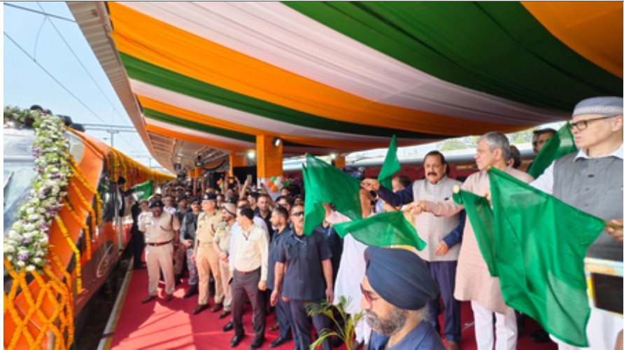 रेल मंत्री अश्विनी वैष्णव ने जम्मू तवी से विस्तारित श्रीनगर-जम्मू वंदे भारत एक्सप्रेस को दिखाई हरी झंडी