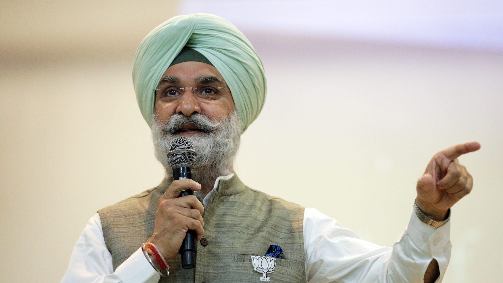 दिल्ली उपराज्यपाल तरणजीत सिंह संधू ने एकीकृत कमान व नियंत्रण केंद्र में लू से निपटने की तैयारियों की समीक्षा की