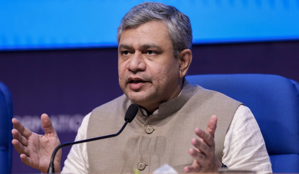 रेल मंत्री अश्विनी वैष्णव ने नई दिल्ली में रेल अधिकारियों के साथ समीक्षा बैठक की अध्यक्षता की