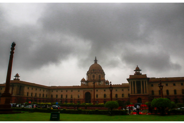 राजधानी दिल्ली में सुबह गरज के साथ बारिश, गर्मी से मिली राहत