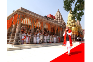 उत्तर प्रदेश दौरे पर पीएम मोदी, काशी विश्वनाथ मंदिर में की पूजा-अर्चना