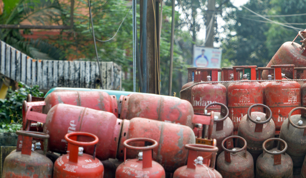 Govt advises citizens to book LPG cylinders digitally & avoid visiting distributors unless necessary
